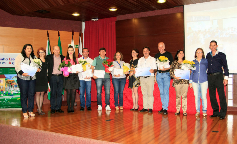 A Secretaria de Estado da Educação entregou nesta quinta-feira (25), em Toledo (Oeste), o Prêmio CAF para as escolas que apresentaram os melhores resultados no desenvolvimento de ações administrativas inéditas em parceria com a comunidade.