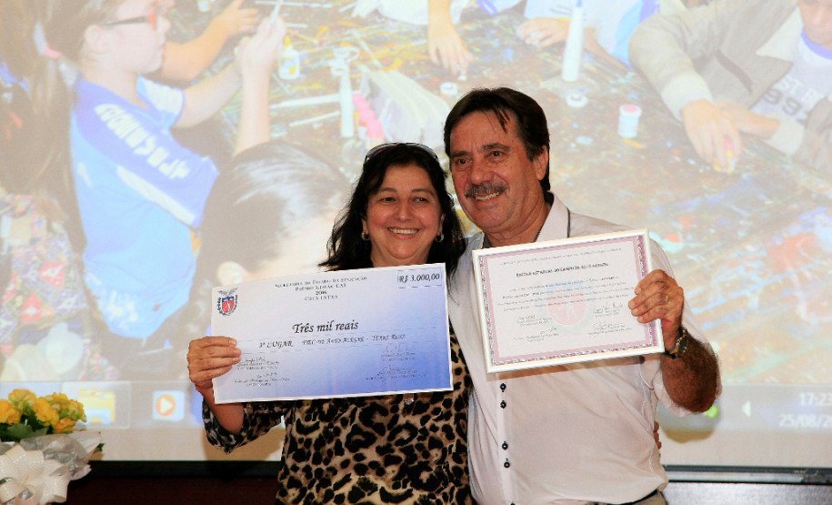 A diretora Telma Odileia Veridiano, do Colégio Estadual do Campo Alto Alegre, de Terra Roxa, destacou a importância de todos os estudantes, professores e funcionários que já passaram pela unidade, terceiro lugar na premiação. “Esse é um momento de gratidão e reconhecimento a todos os alunos, professores, funcionários e membros da comunidade escolar que fizeram a gestão da nossa escola”, lembrou.