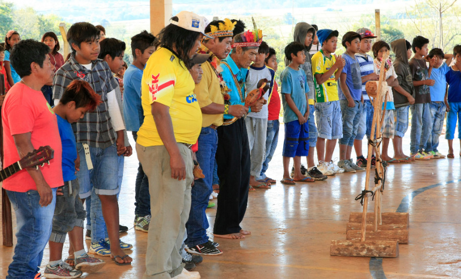 A Escola Estadual Indígena Kuaa Mbo’E, de Diamante do Oeste, é destaque na preservação da cultura guarani e na participação constante da comunidade do dia a dia da escola. Esse empenho e organização rendeu à escola o segundo lugar no Prêmio Gestão CAF entre as escolas pertencentes ao Núcleo de Educação de Toledo. O prêmio valoriza a gestão participativa.