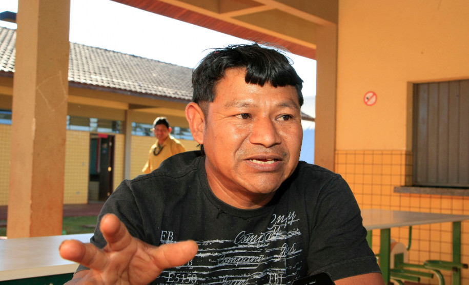 O cacique João Joetavy Alves é um dos mais ativos nas ações desenvolvidas pela escola. Além de ser o representante da etnia permanentemente dentro da escola, João é responsável pela alfabetização na língua guarani. Segundo ele, a educação indígena é responsabilidade de toda a comunidade. “A educação indígena não é só responsabilidade do Estado, mas de toda a nossa comunidade, pais, alunos, para que alcancemos uma educação de qualidade sem perder a nossa cultura”, ressaltou.