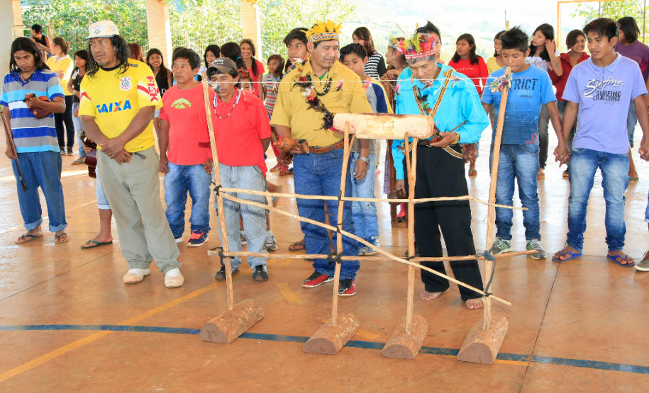 A Escola Estadual Indígena Kuaa Mbo’E, de Diamante do Oeste, é destaque na preservação da cultura guarani e na participação constante da comunidade do dia a dia da escola. Esse empenho e organização rendeu à escola o segundo lugar no Prêmio Gestão CAF entre as escolas pertencentes ao Núcleo de Educação de Toledo. O prêmio valoriza a gestão participativa.