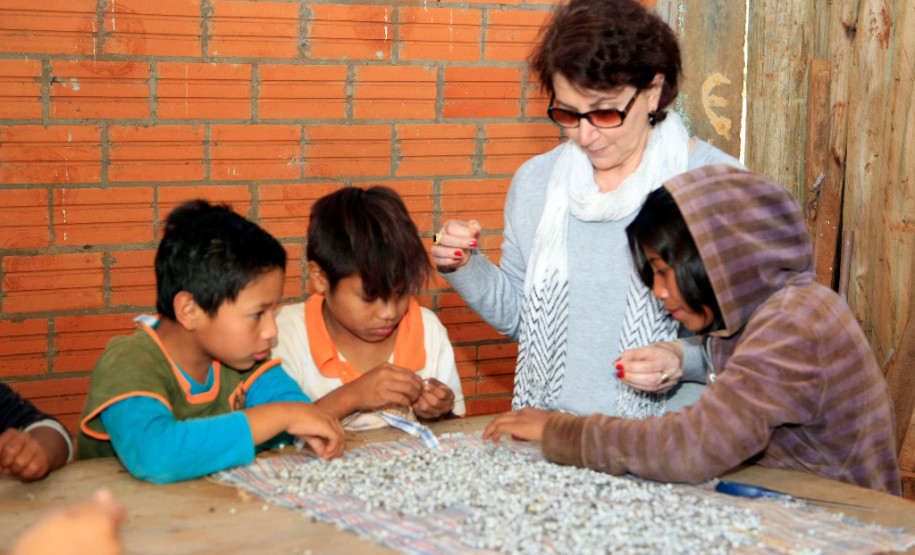 A Escola Estadual Indígena Kuaa Mbo’E, de Diamante do Oeste, é destaque na preservação da cultura guarani e na participação constante da comunidade do dia a dia da escola. Esse empenho e organização rendeu à escola o segundo lugar no Prêmio Gestão CAF entre as escolas pertencentes ao Núcleo de Educação de Toledo. O prêmio valoriza a gestão participativa.