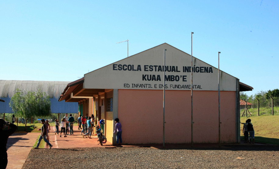 A Escola Estadual Indígena Kuaa Mbo’E, de Diamante do Oeste, é destaque na preservação da cultura guarani e na participação constante da comunidade do dia a dia da escola. Esse empenho e organização rendeu à escola o segundo lugar no Prêmio Gestão CAF entre as escolas pertencentes ao Núcleo de Educação de Toledo. O prêmio valoriza a gestão participativa.