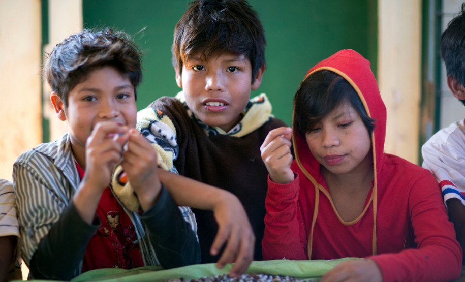 A Escola Estadual Indígena Kuaa Mbo’E, de Diamante do Oeste, é destaque na preservação da cultura guarani e na participação constante da comunidade do dia a dia da escola. Esse empenho e organização rendeu à escola o segundo lugar no Prêmio Gestão CAF entre as escolas pertencentes ao Núcleo de Educação de Toledo. O prêmio valoriza a gestão participativa.