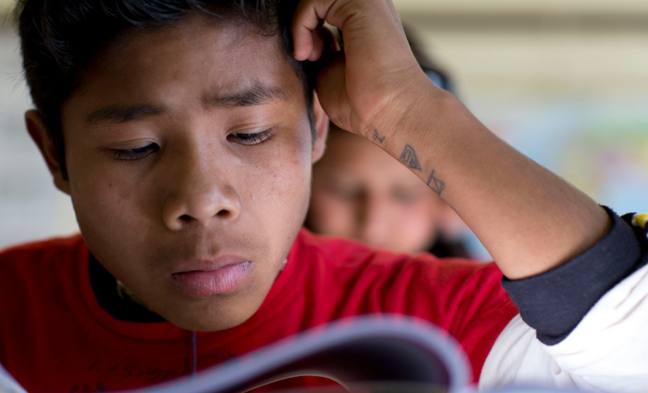 A Escola Estadual Indígena Kuaa Mbo’E, de Diamante do Oeste, é destaque na preservação da cultura guarani e na participação constante da comunidade do dia a dia da escola. Esse empenho e organização rendeu à escola o segundo lugar no Prêmio Gestão CAF entre as escolas pertencentes ao Núcleo de Educação de Toledo. O prêmio valoriza a gestão participativa.