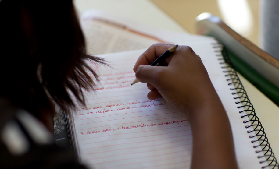 A Escola Estadual Indígena Kuaa Mbo’E, de Diamante do Oeste, é destaque na preservação da cultura guarani e na participação constante da comunidade do dia a dia da escola. Esse empenho e organização rendeu à escola o segundo lugar no Prêmio Gestão CAF entre as escolas pertencentes ao Núcleo de Educação de Toledo. O prêmio valoriza a gestão participativa.