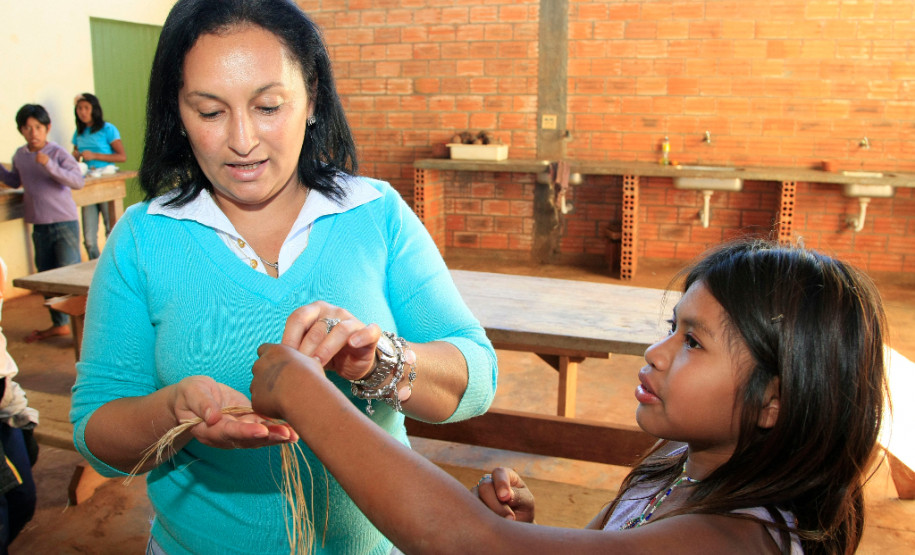 A escola Kuaa Mbo’E conta com professores e funcionários indígenas e não indígenas. “Com essa integração conseguimos manter vivo um dos principais pilares da cultura indígena, que é a língua”, disse a professora de atividades de turno complementar, Adriana Aparecida Silva.