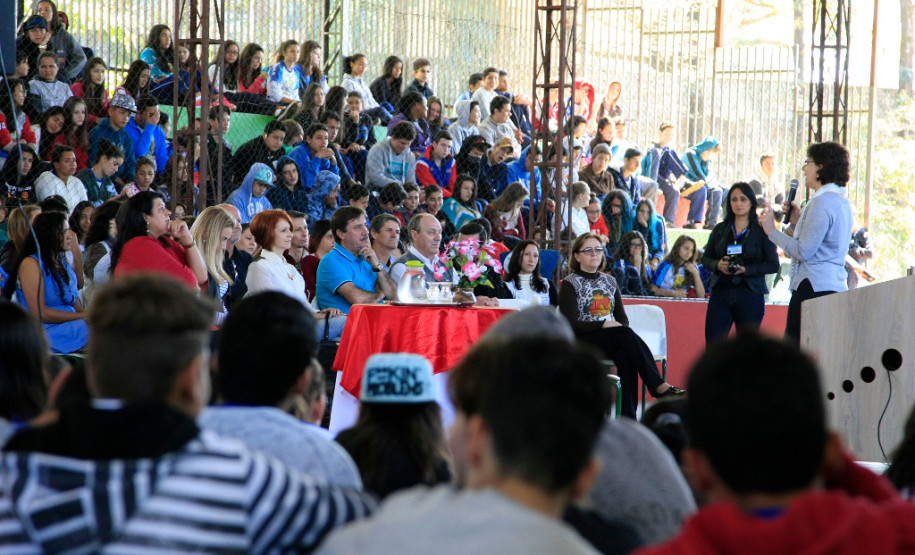 Duas vezes por mês a direção do Colégio Estadual Presidente Roosevelt, em Guaíra, no Oeste do Estado, tem um encontro marcado para ouvir as reivindicações e opiniões dos estudantes sobre projetos pedagógicos e investimentos dos recursos públicos que chegam à escola