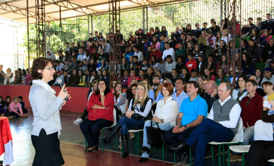 Duas vezes por mês a direção do Colégio Estadual Presidente Roosevelt, em Guaíra, no Oeste do Estado, tem um encontro marcado para ouvir as reivindicações e opiniões dos estudantes sobre projetos pedagógicos e investimentos dos recursos públicos que chegam à escola