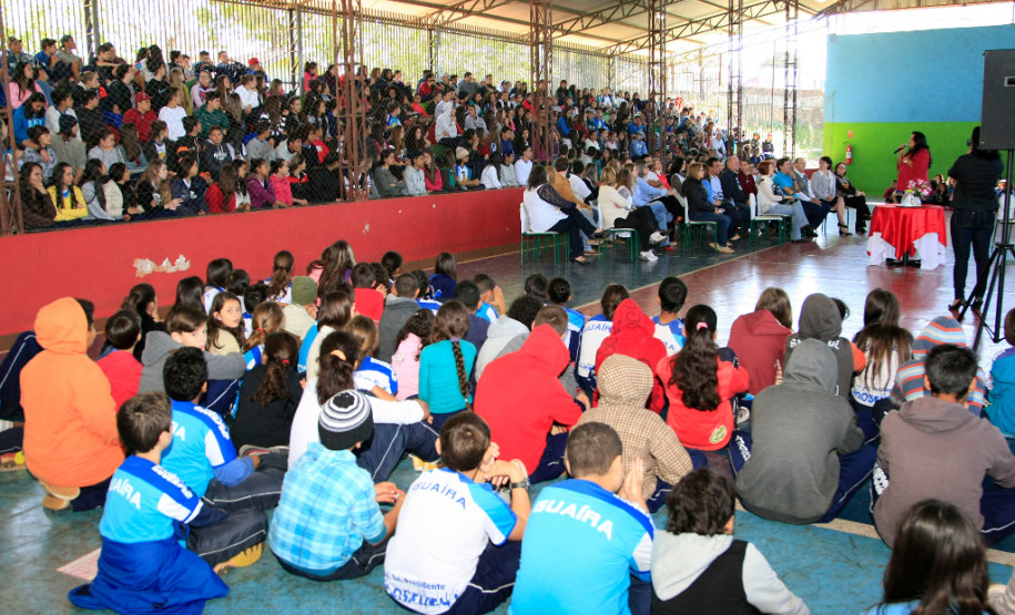 Duas vezes por mês a direção do Colégio Estadual Presidente Roosevelt, em Guaíra, no Oeste do Estado, tem um encontro marcado para ouvir as reivindicações e opiniões dos estudantes sobre projetos pedagógicos e investimentos dos recursos públicos que chegam à escola