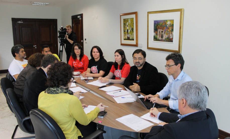 Chamar cerca de 300 remanescentes do concurso público para professores de 2013 e dar andamento aos concursos públicos para contratação de funcionários de escolas (administrativos, merendeiras e zeladores)