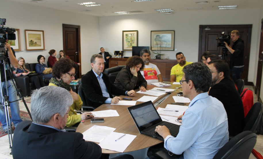 Chamar cerca de 300 remanescentes do concurso público para professores de 2013 e dar andamento aos concursos públicos para contratação de funcionários de escolas (administrativos, merendeiras e zeladores)