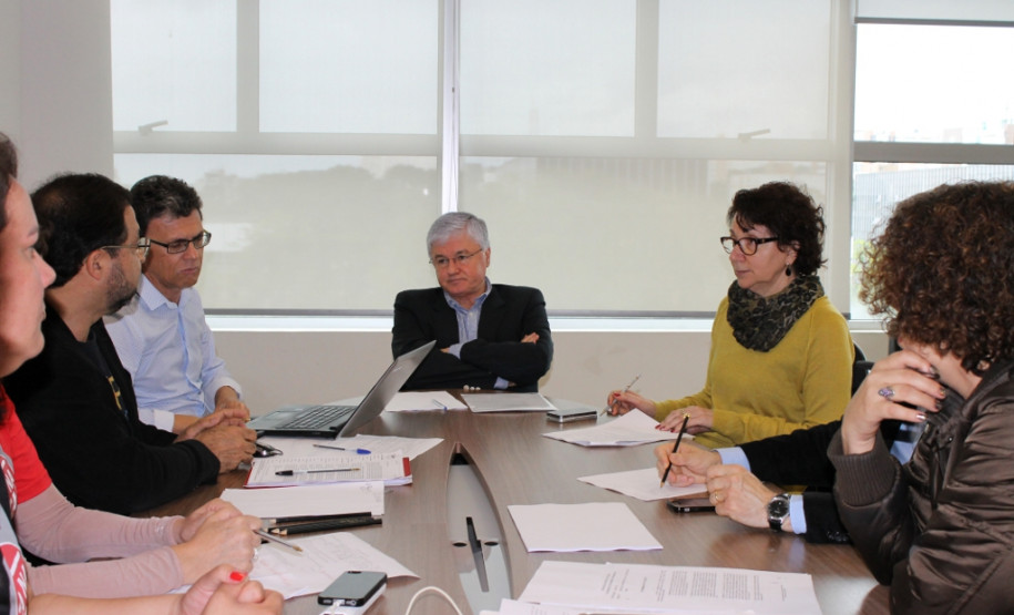 Chamar cerca de 300 remanescentes do concurso público para professores de 2013 e dar andamento aos concursos públicos para contratação de funcionários de escolas (administrativos, merendeiras e zeladores)