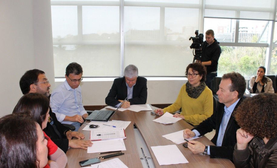 Chamar cerca de 300 remanescentes do concurso público para professores de 2013 e dar andamento aos concursos públicos para contratação de funcionários de escolas (administrativos, merendeiras e zeladores)