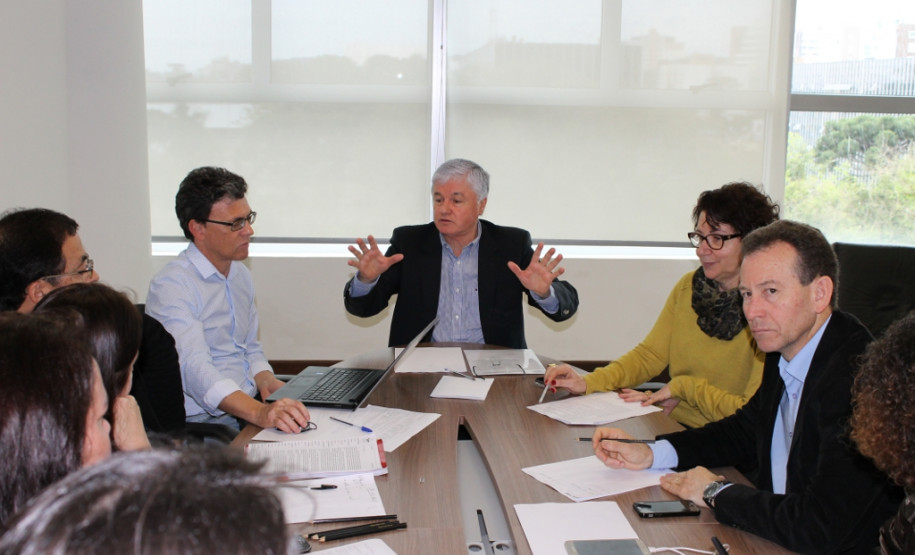 Chamar cerca de 300 remanescentes do concurso público para professores de 2013 e dar andamento aos concursos públicos para contratação de funcionários de escolas (administrativos, merendeiras e zeladores)