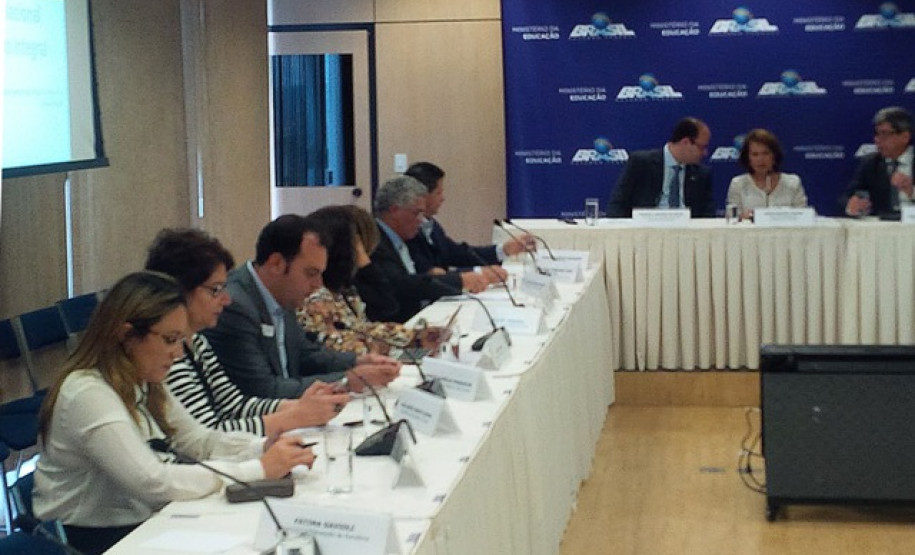 Ampliar a oferta de educação integral para o ensino médio brasileiro. Esse foi o tema de reunião nesta quarta-feira (31), no Ministério da Educação, em Brasília, com a participação da secretária de Estado da Educação, professora Ana Seres. No encontro com a secretária executiva do MEC, Maria Helena Guimarães de Castro, foi apresentada a Política de Fomento à implementação de escolas em tempo integral para o ensino médio.