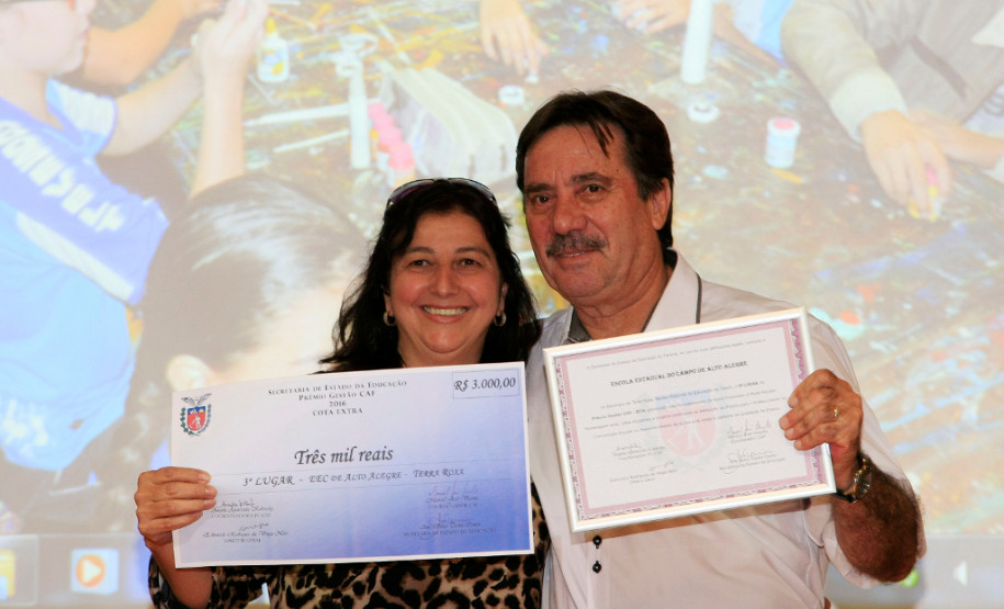 O Colégio Estadual do Campo Alto Alegre, do município de Terra Roxa, no Oeste do Estado, foi contemplado, na última semana, com a terceira colocação entre as escolas pertencentes ao Núcleo Regional de Educação de Toledo pelo Prêmio de Gestão da Secretaria de Estado da Educação, que reconhece as melhores administrações nas quais a aplicação eficiente dos recursos públicos possibilita o desenvolvimento de projetos pedagógicos.