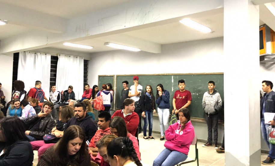 No município de Almirante Tamandaré, a população compareceu em peso. A diretora do colégio Rosa Johnson, Lígia Aparecida Oliveira, conta que ficou muito satisfeita com a audiência pública. “Aqui, houve participação ativa e efetiva da comunidade. É uma parceria perfeita que refletirá em ações concretas, com vistas a melhorias na estrutura e qualidade do ensino”, disse a diretora. A comunidade escolar optou por melhorias no telhado e na quadra esportiva.