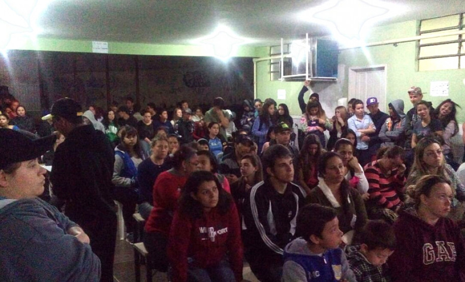 No município de Almirante Tamandaré, a população compareceu em peso. A diretora do colégio Rosa Johnson, Lígia Aparecida Oliveira, conta que ficou muito satisfeita com a audiência pública. “Aqui, houve participação ativa e efetiva da comunidade. É uma parceria perfeita que refletirá em ações concretas, com vistas a melhorias na estrutura e qualidade do ensino”, disse a diretora. A comunidade escolar optou por melhorias no telhado e na quadra esportiva.