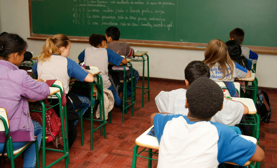 Aulas na Escola Estadual Rosa Johnson, em Almirante Tamadaré.