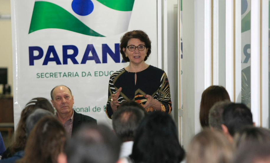 As melhorias na infraestrutura das escolas estaduais que serão viabilizadas pelo programa Escola 1000 foram definidas pela própria comunidade escolar, durante audiências públicas. Essa participação cada vez maior de estudantes, pais, professores e funcionários na administração das unidades é um dos pilares administrativos da Secretaria de Estado da Educação, previsto no programa Minha Escola Tem Ação (Meta) e replicado no Escola 1000. Na foto, reunião com o NRE de Toledo.