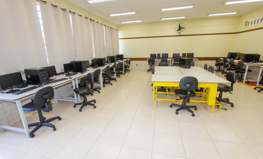 Pato Bragado agora tem colégio maior e mais moderno Os 500 alunos e os professores do Colégio Estadual Pato Bragado, do município de mesmo nome, no Oeste do Paraná, receberam nesta sexta-feira (02) o novo prédio da escola, que tem mais espaço e oferece mais conforto para o dia a dia de estudos e atividades. O governador Beto Richa esteve em Pato Bragado para, junto com a secretária de Estado da Educação, professora Ana Seres, entregar a nova estrutura, que tem 2,95 mil metros quadrados e é fruto de investimento de R$ 3,64 milhões.