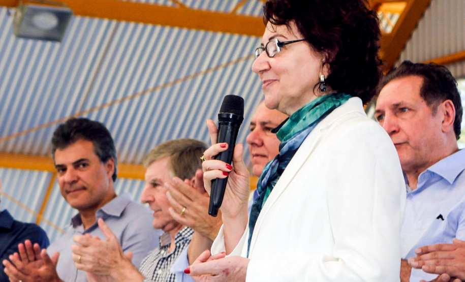 Pato Bragado agora tem colégio maior e mais moderno Os 500 alunos e os professores do Colégio Estadual Pato Bragado, do município de mesmo nome, no Oeste do Paraná, receberam nesta sexta-feira (02) o novo prédio da escola, que tem mais espaço e oferece mais conforto para o dia a dia de estudos e atividades. O governador Beto Richa esteve em Pato Bragado para, junto com a secretária de Estado da Educação, professora Ana Seres, entregar a nova estrutura, que tem 2,95 mil metros quadrados e é fruto de investimento de R$ 3,64 milhões.