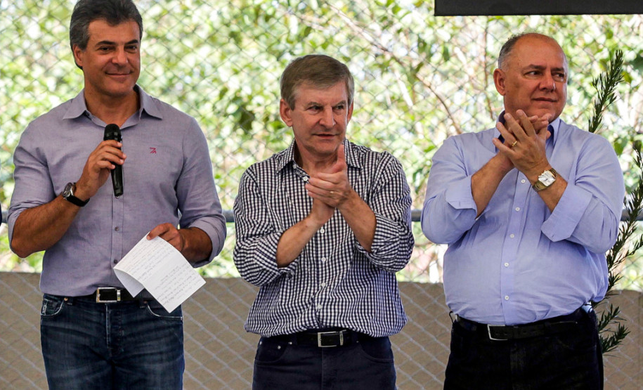 Pato Bragado agora tem colégio maior e mais moderno Os 500 alunos e os professores do Colégio Estadual Pato Bragado, do município de mesmo nome, no Oeste do Paraná, receberam nesta sexta-feira (02) o novo prédio da escola, que tem mais espaço e oferece mais conforto para o dia a dia de estudos e atividades. O governador Beto Richa esteve em Pato Bragado para, junto com a secretária de Estado da Educação, professora Ana Seres, entregar a nova estrutura, que tem 2,95 mil metros quadrados e é fruto de investimento de R$ 3,64 milhões.