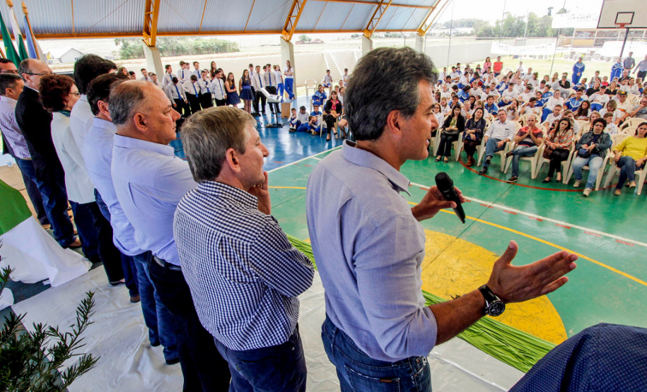 Pato Bragado agora tem colégio maior e mais moderno Os 500 alunos e os professores do Colégio Estadual Pato Bragado, do município de mesmo nome, no Oeste do Paraná, receberam nesta sexta-feira (02) o novo prédio da escola, que tem mais espaço e oferece mais conforto para o dia a dia de estudos e atividades. O governador Beto Richa esteve em Pato Bragado para, junto com a secretária de Estado da Educação, professora Ana Seres, entregar a nova estrutura, que tem 2,95 mil metros quadrados e é fruto de investimento de R$ 3,64 milhões.
