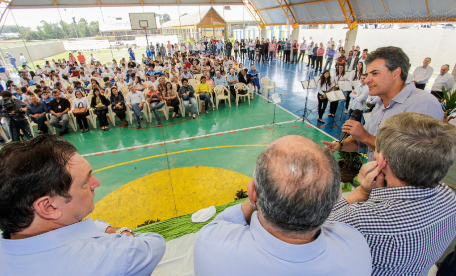 Pato Bragado agora tem colégio maior e mais moderno Os 500 alunos e os professores do Colégio Estadual Pato Bragado, do município de mesmo nome, no Oeste do Paraná, receberam nesta sexta-feira (02) o novo prédio da escola, que tem mais espaço e oferece mais conforto para o dia a dia de estudos e atividades. O governador Beto Richa esteve em Pato Bragado para, junto com a secretária de Estado da Educação, professora Ana Seres, entregar a nova estrutura, que tem 2,95 mil metros quadrados e é fruto de investimento de R$ 3,64 milhões.
