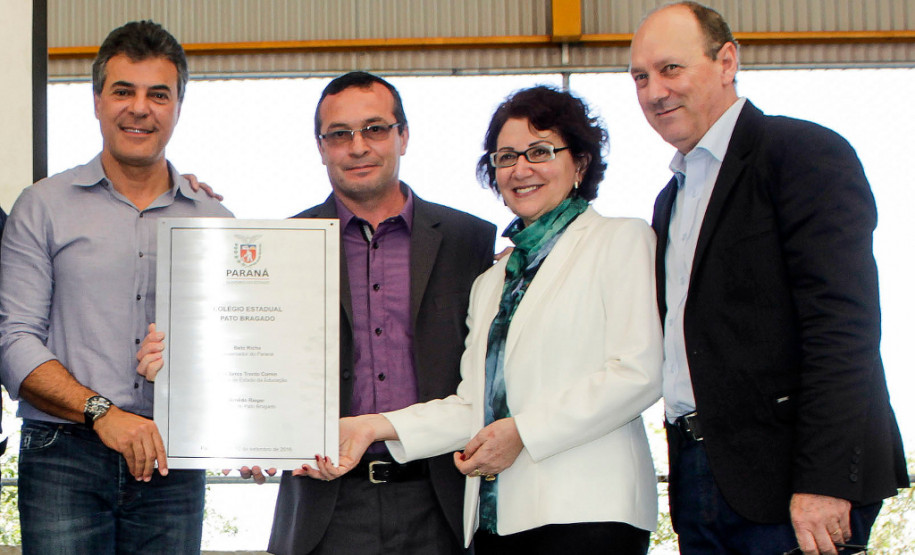 Pato Bragado agora tem colégio maior e mais moderno Os 500 alunos e os professores do Colégio Estadual Pato Bragado, do município de mesmo nome, no Oeste do Paraná, receberam nesta sexta-feira (02) o novo prédio da escola, que tem mais espaço e oferece mais conforto para o dia a dia de estudos e atividades. O governador Beto Richa esteve em Pato Bragado para, junto com a secretária de Estado da Educação, professora Ana Seres, entregar a nova estrutura, que tem 2,95 mil metros quadrados e é fruto de investimento de R$ 3,64 milhões.