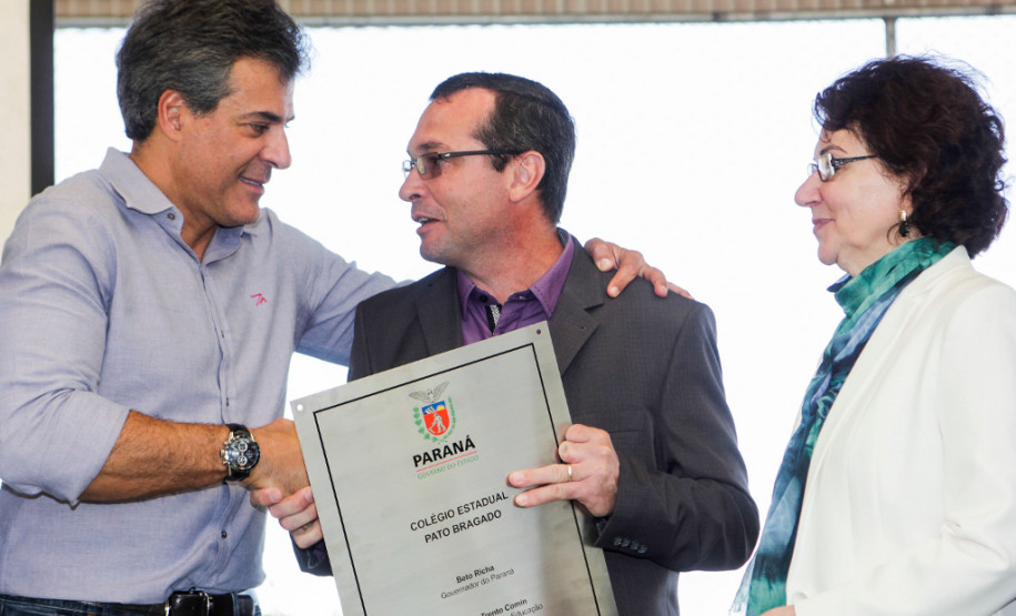 Pato Bragado agora tem colégio maior e mais moderno Os 500 alunos e os professores do Colégio Estadual Pato Bragado, do município de mesmo nome, no Oeste do Paraná, receberam nesta sexta-feira (02) o novo prédio da escola, que tem mais espaço e oferece mais conforto para o dia a dia de estudos e atividades. O governador Beto Richa esteve em Pato Bragado para, junto com a secretária de Estado da Educação, professora Ana Seres, entregar a nova estrutura, que tem 2,95 mil metros quadrados e é fruto de investimento de R$ 3,64 milhões.