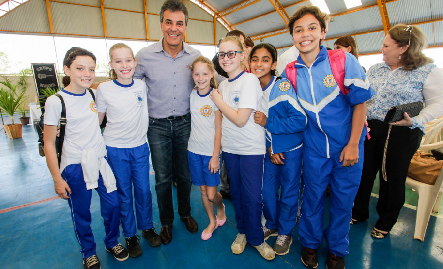 Pato Bragado agora tem colégio maior e mais moderno Os 500 alunos e os professores do Colégio Estadual Pato Bragado, do município de mesmo nome, no Oeste do Paraná, receberam nesta sexta-feira (02) o novo prédio da escola, que tem mais espaço e oferece mais conforto para o dia a dia de estudos e atividades. O governador Beto Richa esteve em Pato Bragado para, junto com a secretária de Estado da Educação, professora Ana Seres, entregar a nova estrutura, que tem 2,95 mil metros quadrados e é fruto de investimento de R$ 3,64 milhões.