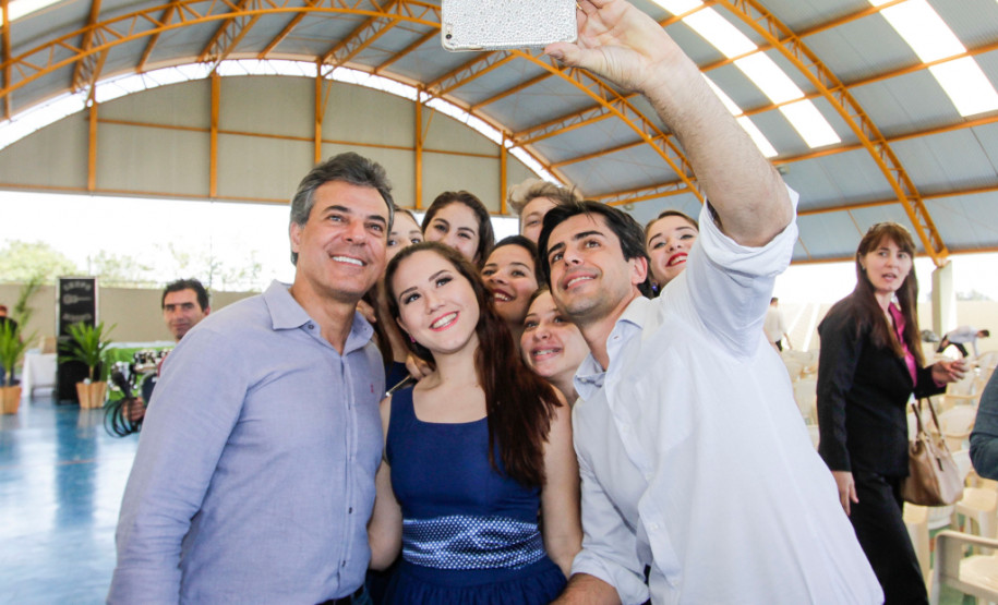 Pato Bragado agora tem colégio maior e mais moderno Os 500 alunos e os professores do Colégio Estadual Pato Bragado, do município de mesmo nome, no Oeste do Paraná, receberam nesta sexta-feira (02) o novo prédio da escola, que tem mais espaço e oferece mais conforto para o dia a dia de estudos e atividades. O governador Beto Richa esteve em Pato Bragado para, junto com a secretária de Estado da Educação, professora Ana Seres, entregar a nova estrutura, que tem 2,95 mil metros quadrados e é fruto de investimento de R$ 3,64 milhões.