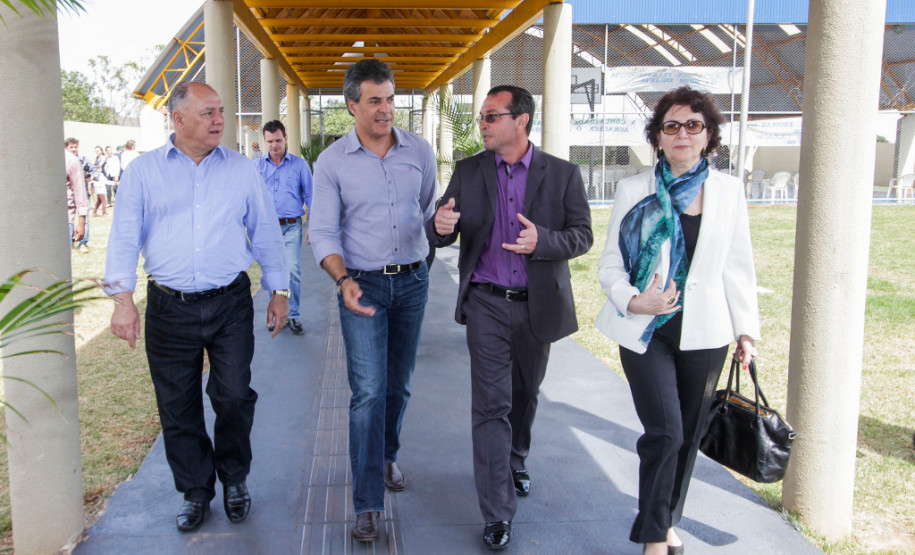 Pato Bragado agora tem colégio maior e mais moderno Os 500 alunos e os professores do Colégio Estadual Pato Bragado, do município de mesmo nome, no Oeste do Paraná, receberam nesta sexta-feira (02) o novo prédio da escola, que tem mais espaço e oferece mais conforto para o dia a dia de estudos e atividades. O governador Beto Richa esteve em Pato Bragado para, junto com a secretária de Estado da Educação, professora Ana Seres, entregar a nova estrutura, que tem 2,95 mil metros quadrados e é fruto de investimento de R$ 3,64 milhões.