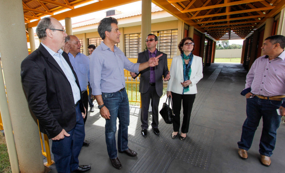 Pato Bragado agora tem colégio maior e mais moderno Os 500 alunos e os professores do Colégio Estadual Pato Bragado, do município de mesmo nome, no Oeste do Paraná, receberam nesta sexta-feira (02) o novo prédio da escola, que tem mais espaço e oferece mais conforto para o dia a dia de estudos e atividades. O governador Beto Richa esteve em Pato Bragado para, junto com a secretária de Estado da Educação, professora Ana Seres, entregar a nova estrutura, que tem 2,95 mil metros quadrados e é fruto de investimento de R$ 3,64 milhões.