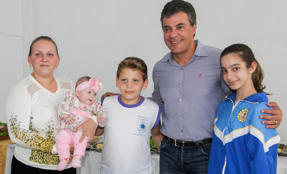 Pato Bragado agora tem colégio maior e mais moderno Os 500 alunos e os professores do Colégio Estadual Pato Bragado, do município de mesmo nome, no Oeste do Paraná, receberam nesta sexta-feira (02) o novo prédio da escola, que tem mais espaço e oferece mais conforto para o dia a dia de estudos e atividades. O governador Beto Richa esteve em Pato Bragado para, junto com a secretária de Estado da Educação, professora Ana Seres, entregar a nova estrutura, que tem 2,95 mil metros quadrados e é fruto de investimento de R$ 3,64 milhões.