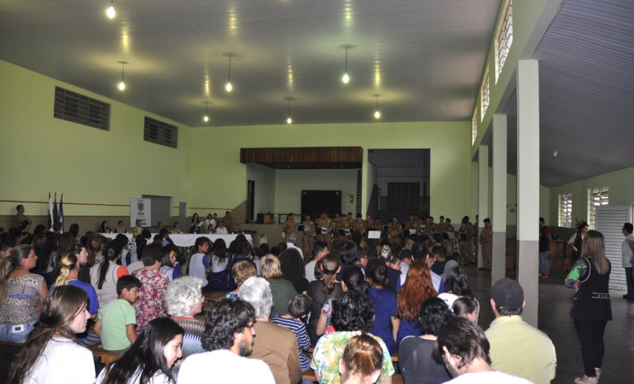 A comunidade escolar do Colégio Estadual São Sebastião, no bairro Umbará, em Curitiba, recebeu nesta terça-feira (13) a Banda da Polícia Militar do Paraná. A visita integra as comemorações dos 162 anos da Corporação, que incluem diversas apresentações socioculturais promovidas pela PM nas escolas até outubro.