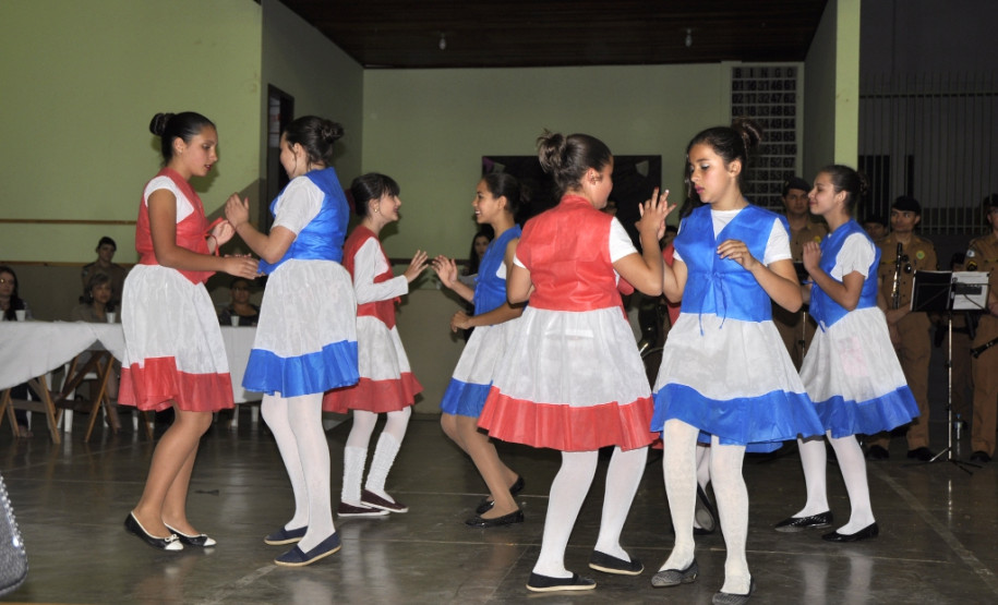 A comunidade escolar do Colégio Estadual São Sebastião, no bairro Umbará, em Curitiba, recebeu nesta terça-feira (13) a Banda da Polícia Militar do Paraná. A visita integra as comemorações dos 162 anos da Corporação, que incluem diversas apresentações socioculturais promovidas pela PM nas escolas até outubro.