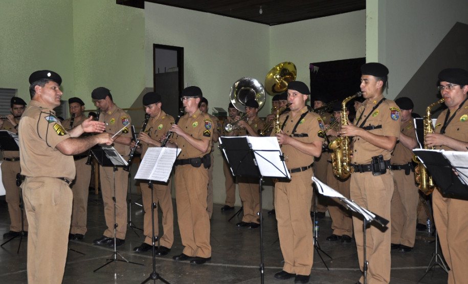 A comunidade escolar do Colégio Estadual São Sebastião, no bairro Umbará, em Curitiba, recebeu nesta terça-feira (13) a Banda da Polícia Militar do Paraná. A visita integra as comemorações dos 162 anos da Corporação, que incluem diversas apresentações socioculturais promovidas pela PM nas escolas até outubro.