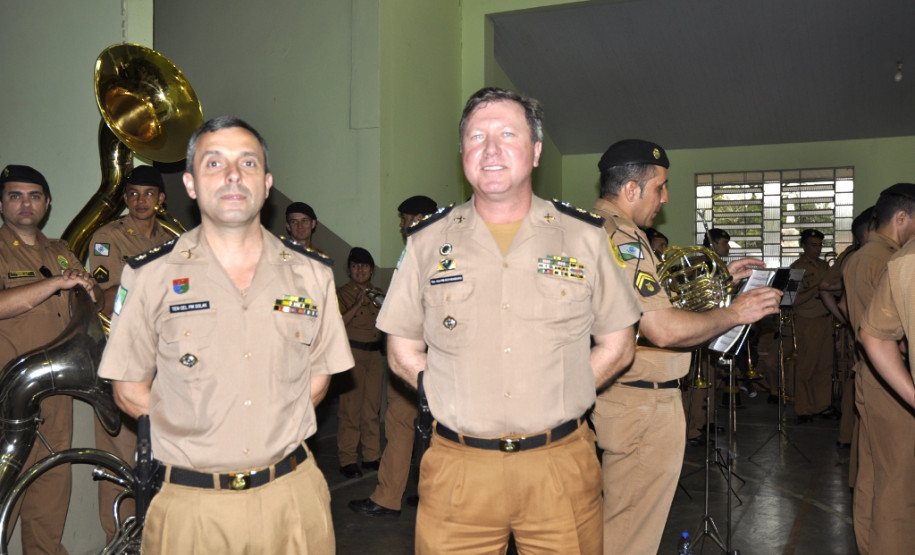 As atividades intensificam o trabalho já realizado pela corporação junto à comunidade. “Aproveitamos o momento de aniversário da PM, ocorrido no mês de agosto, para iniciar essas apresentações da banda de música e de orientação sobre os serviços especializados. A intenção é aproximar ainda mais a Polícia Militar da comunidade escolar”, ressaltou o tenente-coronel da PM, Vanderley Rothenburg (direita).