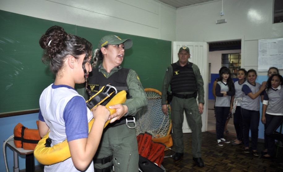 A comunidade escolar do Colégio Estadual São Sebastião, no bairro Umbará, em Curitiba, recebeu nesta terça-feira (13) a Banda da Polícia Militar do Paraná. A visita integra as comemorações dos 162 anos da Corporação, que incluem diversas apresentações socioculturais promovidas pela PM nas escolas até outubro.