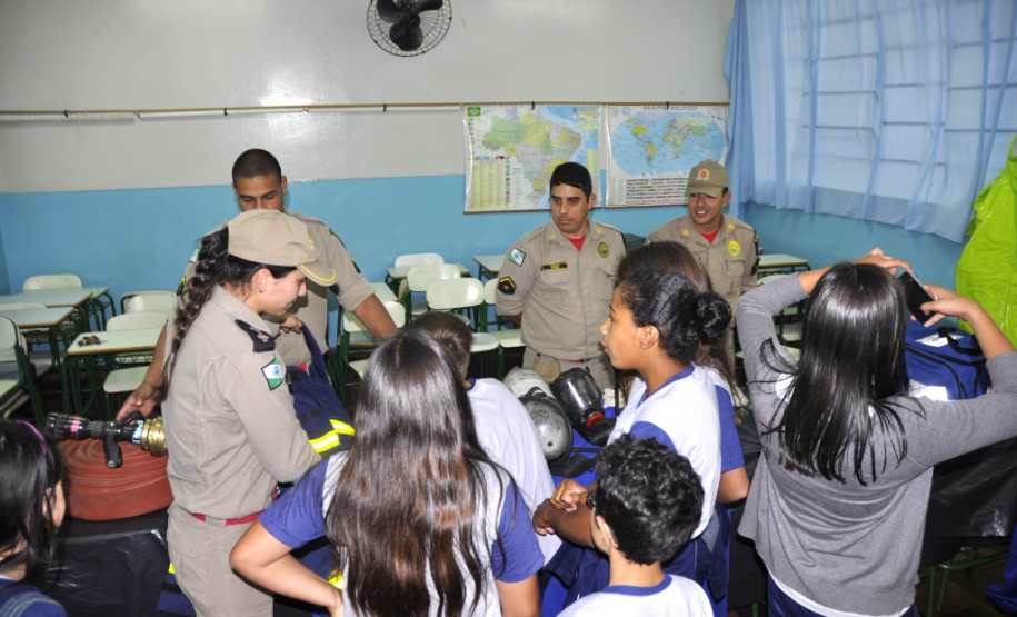 A comunidade escolar do Colégio Estadual São Sebastião, no bairro Umbará, em Curitiba, recebeu nesta terça-feira (13) a Banda da Polícia Militar do Paraná. A visita integra as comemorações dos 162 anos da Corporação, que incluem diversas apresentações socioculturais promovidas pela PM nas escolas até outubro.
