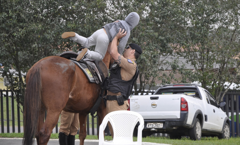 A comunidade escolar do Colégio Estadual São Sebastião, no bairro Umbará, em Curitiba, recebeu nesta terça-feira (13) a Banda da Polícia Militar do Paraná. A visita integra as comemorações dos 162 anos da Corporação, que incluem diversas apresentações socioculturais promovidas pela PM nas escolas até outubro.