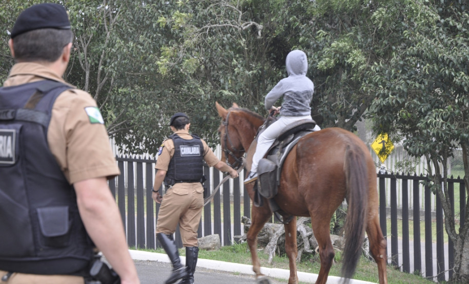 A comunidade escolar do Colégio Estadual São Sebastião, no bairro Umbará, em Curitiba, recebeu nesta terça-feira (13) a Banda da Polícia Militar do Paraná. A visita integra as comemorações dos 162 anos da Corporação, que incluem diversas apresentações socioculturais promovidas pela PM nas escolas até outubro.