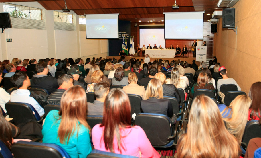 Escolas recebem prêmio de gestão em Guarapuava As escolas da rede estadual pertencentes ao Núcleo Regional de Educação de Guarapuava receberam nesta quarta-feira (14) o Prêmio de Gestão da Secretaria de Estado da Educação, pelo trabalho desenvolvido em parceria com a comunidade escolar na aplicação eficiente dos recursos públicos e desenvolvimento de projetos pedagógicos inéditos.