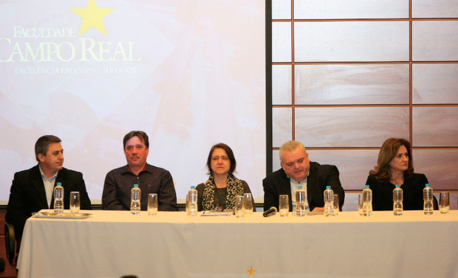 Escolas recebem prêmio de gestão em Guarapuava As escolas da rede estadual pertencentes ao Núcleo Regional de Educação de Guarapuava receberam nesta quarta-feira (14) o Prêmio de Gestão da Secretaria de Estado da Educação, pelo trabalho desenvolvido em parceria com a comunidade escolar na aplicação eficiente dos recursos públicos e desenvolvimento de projetos pedagógicos inéditos.