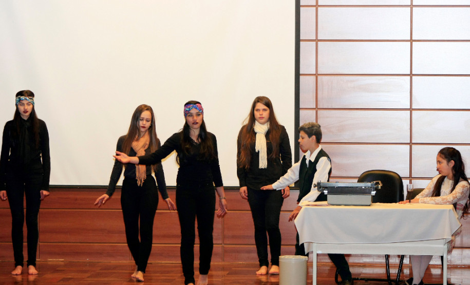 Escolas recebem prêmio de gestão em Guarapuava As escolas da rede estadual pertencentes ao Núcleo Regional de Educação de Guarapuava receberam nesta quarta-feira (14) o Prêmio de Gestão da Secretaria de Estado da Educação, pelo trabalho desenvolvido em parceria com a comunidade escolar na aplicação eficiente dos recursos públicos e desenvolvimento de projetos pedagógicos inéditos.