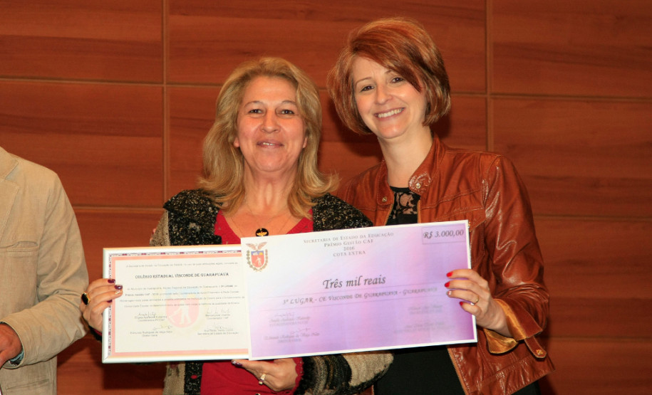 Escolas recebem prêmio de gestão em Guarapuava O envolvimento dos pais, alunos, professores e funcionários já faz parte da história do Colégio Estadual Visconde de Guarapuava, também de Guarapuava, que ficou em terceiro lugar. “A gestão da nossa escola é feita de maneira compartilhada e esse prêmio será dividido com toda a comunidade que realmente vive e participa do nosso dia a dia”, disse a diretora Vera Lúcia Aparecida da Maia.