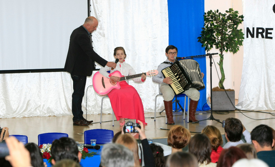 Ações pedagógicas rendem Prêmio de Gestão em Pitanga As escolas da rede estadual pertencentes ao Núcleo Regional de Educação de Pitanga, na região central do Paraná, que apresentaram os melhores resultados na execução de projetos pedagógicos e aplicação eficiente dos recursos públicos foram contempladas nesta quinta-feira (15) com o Prêmio de Gestão da Secretaria de Estado da Educação. Na quarta-feira foram premiadas as escolas do Núcleo Regional de Guarapuava.